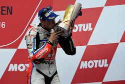 Scott Redding, Pramac Racing, sur le podium après sa troisième place