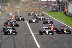 Start action: Lewis Hamilton, Mercedes AMG F1 W07 Hybrid leads Daniel Ricciardo, Red Bull Racing RB12