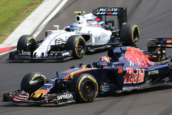 Борьба за позицию: Даниил Квят, Scuderia Toro Rosso STR11, и Валттери Боттас, Williams FW38