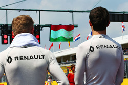 Kevin Magnussen, Renault Sport F1 Team et Jolyon Palmer, Renault Sport F1 Team alors que la grille écoute l'hymne national