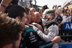 Le vainqueur Lewis Hamilton, Mercedes AMG F1 dans le Parc Fermé
