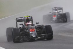 Jenson Button, McLaren MP4-31 lidera a Fernando Alonso, McLaren MP4-31