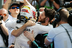 Race winner Lewis Hamilton, Mercedes AMG F1 celebrates with the team in parc ferme