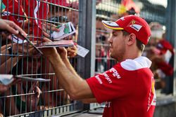 Sebastian Vettel, Ferrari firma de autógrafos para los fans