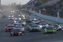 Start: #33 Belgian Audi Club Team WRT Audi R8 LMS: Enzo Ide, Robin Frijns aan de leiding