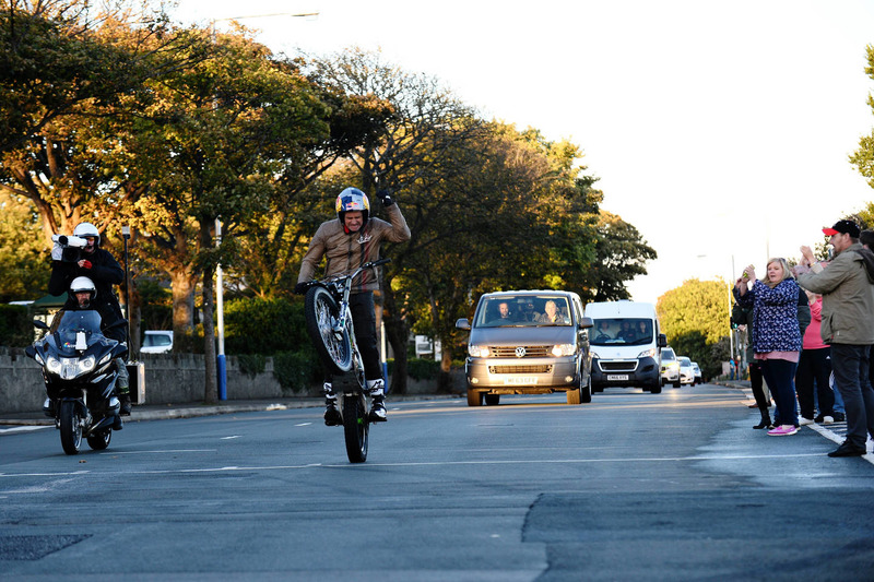 Dougie Lampkin mit Wheelie um die Isle of Man