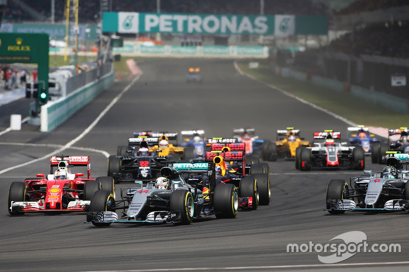 Lewis Hamilton, Mercedes AMG F1 W07 Hybrid aan de leiding bij de start