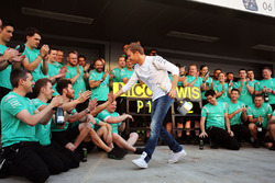 Winner Nico Rosberg, Mercedes AMG F1 Team celebrates with the team