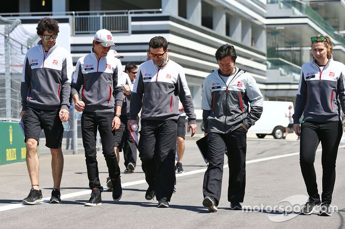 Esteban Gutiérrez, Haas F1 Team anda el circuito con el equipo
