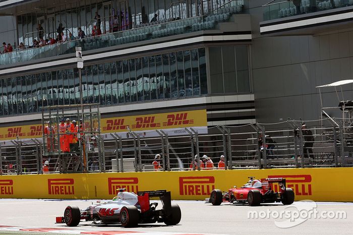 Esteban Gutiérrez, equipo de F1 de Haas VF-16 pasa a Sebastian Vettel, Ferrari SF16-H, que parado en el inicio / final de la recta