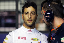 Daniel Ricciardo, Red Bull Racing with Simon Rennie, Red Bull Racing Race Engineer on the grid