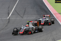 Esteban Gutierrez, Haas F1 Team and Romain Grosjean, Haas F1 Team