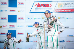 Podium: race winners #8 Absolute Racing Bentley Continental GT3: Jonathan Venter, Keita Sawa