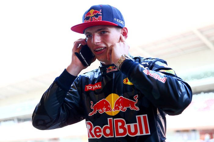Max Verstappen, Red Bull Racing habla en su móvil