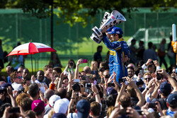 Sebastien Buemi ve Nicolas Prost podyumda kutlama yapıyor