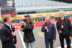Simon Lazenby, Sky Sports F1 TV Presentador; Lewis Hamilton, Mercedes AMG F1; Johnny Herbert, Sky Sp