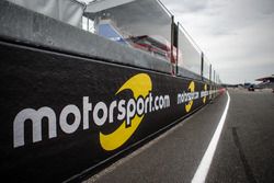 Les panneaux Motorsport.com sur le bord de la piste