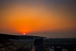 El atardecer sobre el circuito de Shanghai