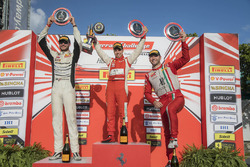 Podio trofeo Pirelli: vincitore Daniel Mancinelli, secondo Cooper MacNeil, terzo Martin Fuentes