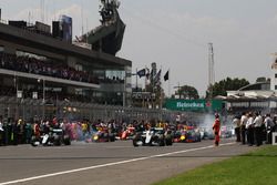 Lewis Hamilton, Mercedes AMG F1 W07 Hybrid mène au départ