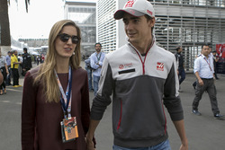 Esteban Gutiérrez, Haas F1 Team con su novia Monica Casan