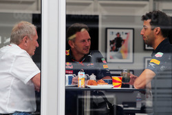 Dr Helmut Marko, Red Bull Motorsport Consultant with Christian Horner, Red Bull Racing Team Principal and Daniel Ricciardo, Red Bull Racing