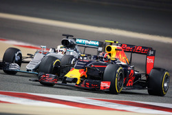Daniil Kvyat, Red Bull Racing RB12 en Lewis Hamilton, Mercedes AMG F1 W07 Hybrid gevecht voor positi