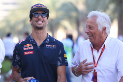 Daniel Ricciardo, Red Bull Racing con Bob Constanduros, periodista y comentarista del circuito