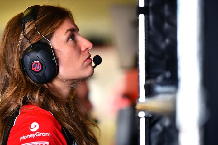 CIUDAD DE MÉXICO, MÉXICO - 26 DE OCTUBRE: Laura Mueller, Ingeniera de Carrera de Haas F1 observa en el garaje durante el Gran Premio de F1 de México en el Autódromo Hermanos Rodríguez el 26 de octubre de 2025 en la Ciudad de México, México. (Foto de James