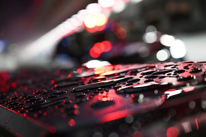 La pluie est visible sur le mur des stands