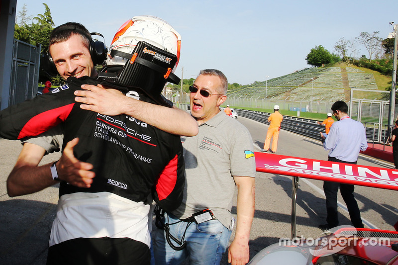 Il vincitore Tommaso Mosca, Tsunami RT, festeggia con il team