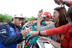 Pierre Gasly, Scuderia Toro Rosso STR13 signe des autographes pour les fans