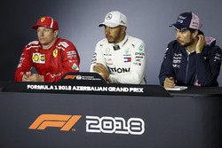 Kimi Raikkonen, Ferrari, Lewis Hamilton, Mercedes-AMG F1 en Sergio Perez, Force India in de persconferentie