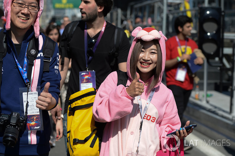 Fans en pit lane