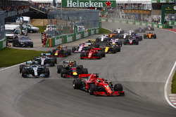 Sebastian Vettel, Ferrari SF71H devant Max Verstappen, Red Bull Racing RB14, Max Verstappen, Red Bull Racing RB14, Lewis Hamilton, Mercedes AMG F1 W09, Kimi Raikkonen, Ferrari SF71H, Daniel Ricciardo, Red Bull Racing RB14 et le reste du peloton