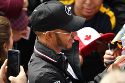 Lewis Hamilton, Mercedes-AMG F1 signs autographs for the fans