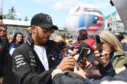 Lewis Hamilton, Mercedes-AMG F1, firma autografi ai tifosi