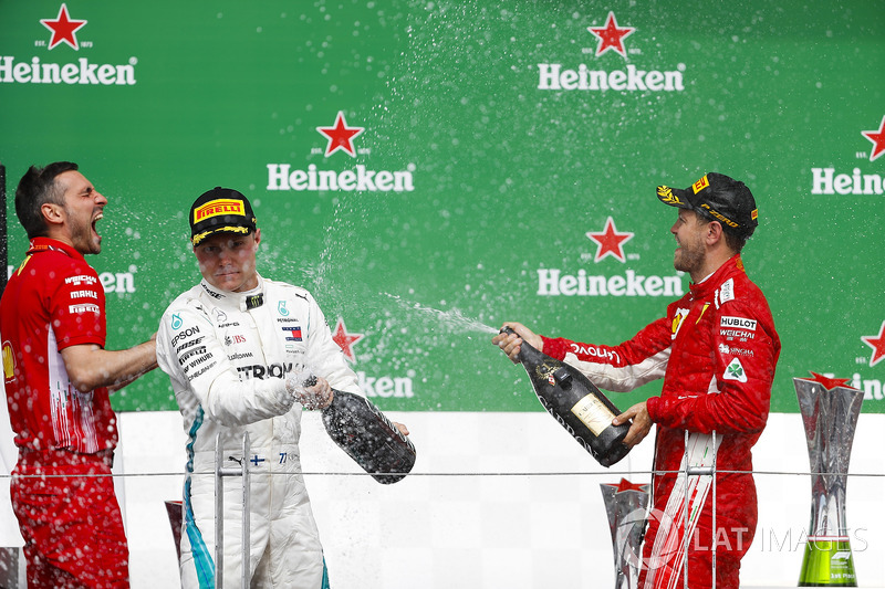 Le deuxième, Valtteri Bottas, Mercedes AMG F1, et le vainqueur Sebastian Vettel, Ferrari, avec le champagne sur le podium