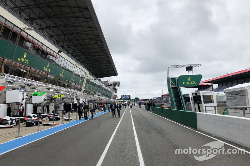 Pitlane preparations