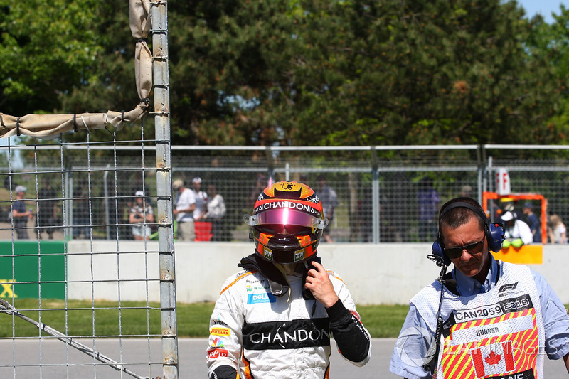 Stoffel Vandoorne, McLaren walks in after hitting the wall in FP2