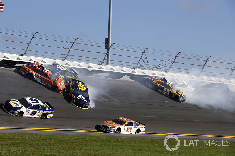 Kecelakaan: William Byron, Hendrick Motorsports,AXALTA Chevrolet Camaro Daniel Suarez, Joe Gibbs Racing Toyota Jimmie Johnson, Hendrick Motorsports Chevrolet Camaro