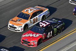 Kurt Busch, Stewart-Haas Racing Ford Fusion, Paul Menard, Wood Brothers Racing Ford Fusion