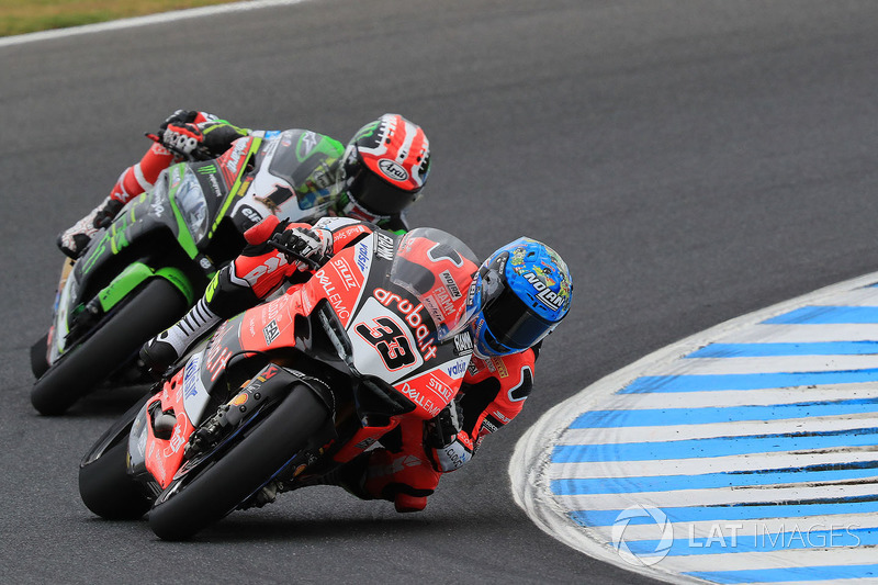 Marco Melandri, Aruba.it Racing-Ducati SBK Team berduel dengan Jonathan Rea, Kawasaki Racing Team