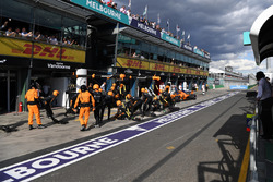 Fernando Alonso, McLaren MCL33 pit stop