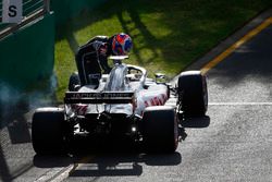 Romain Grosjean, Haas F1 Team VF-18 Ferrari, sort de sa voiture et abandonne
