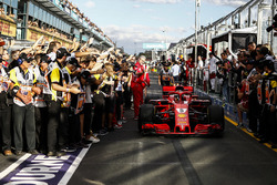 El ganador de la carrera Sebastian Vettel, Ferrari SF71H, en el parque cerrado