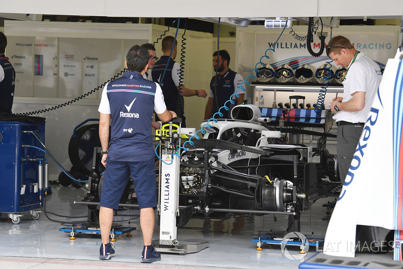 Автомобиль Williams FW41 в гараже