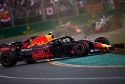 Max Verstappen, Red Bull Racing RB14 Tag Heuer, gira en ferente de Romain Grosjean, Haas F1 Team VF-