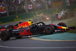Max Verstappen, Red Bull Racing RB14 Tag Heuer, gira en ferente de Romain Grosjean, Haas F1 Team VF-