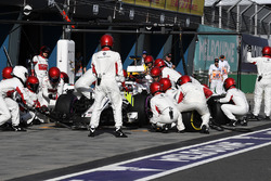 Charles Leclerc, Sauber C37 pit stop